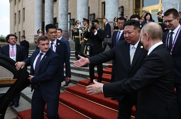 会談場所へ向かうため、車に同乗するプーチン大統領と北朝鮮の金正恩国務委員長 会談場所へ向かうため、車に同乗するプーチン大統領と北朝鮮の金正恩国務委員長 - Sputnik 日本
