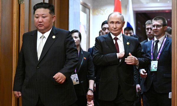 北京で対面するプーチン大統領と北朝鮮の金正恩国務委員長 北京で対面するプーチン大統領と北朝鮮の金正恩国務委員長 - Sputnik 日本