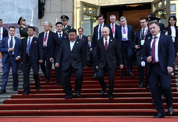 北京で対面するプーチン大統領と北朝鮮の金正恩国務委員長 北京で対面するプーチン大統領と北朝鮮の金正恩国務委員長 - Sputnik 日本