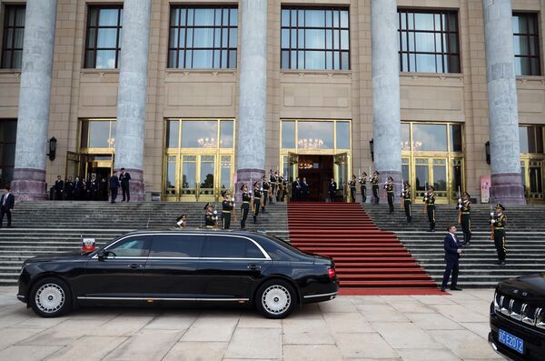 人民大会堂前に駐車中のロシア大統領専用車「アウルス」 人民大会堂前に駐車中のロシア大統領専用車「アウルス」 - Sputnik 日本