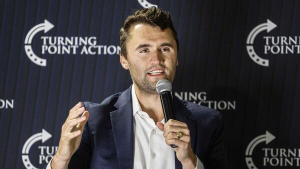 【米保守派活動家・カーク氏が銃撃され死亡　FBI「容疑者を拘束」と発表、その後釈放】 - Sputnik 日本