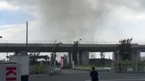 🌪️ 関東では11日、各地で竜巻注意情報が出された。千葉県内では竜巻のような渦の目撃情報が相次いだ。動画は目撃者が撮影したとみられる映像。 - Sputnik 日本