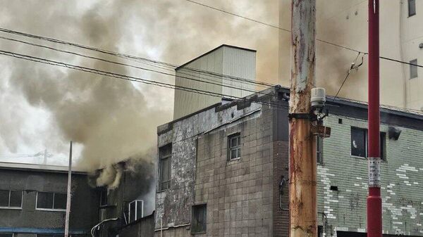 【西日暮里で火事】 18日午前10時前、東京・荒川区西日暮里の2階建ての作業所で「煙が出ている」と110番通報があった。ポンプ車などが出動し消火活動が行われている。TBSによると、現場にはアルミニウムが貯蔵されているという情報があり、化学消防車も出動しているという。 - Sputnik 日本