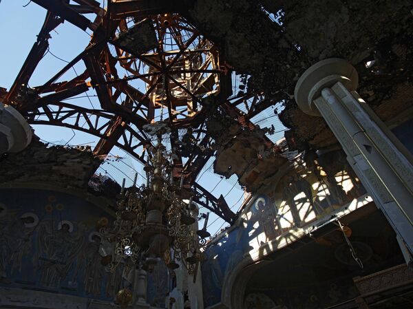 ウクライナ南東部での戦闘中に破壊されたドネツク・イヴェロン修道院の聖母イヴェロン・イコン教会の破壊されたドームと屋根。 ウクライナ南東部での戦闘中に破壊されたドネツク・イヴェロン修道院の聖母イヴェロン・イコン教会の破壊されたドームと屋根。 - Sputnik 日本