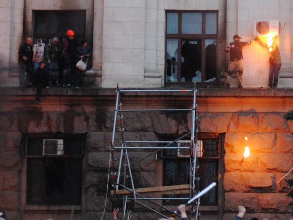 オデッサ労働組合会館の火災で、窓際に立つ人々。 オデッサ労働組合会館の火災で、窓際に立つ人々。 - Sputnik 日本