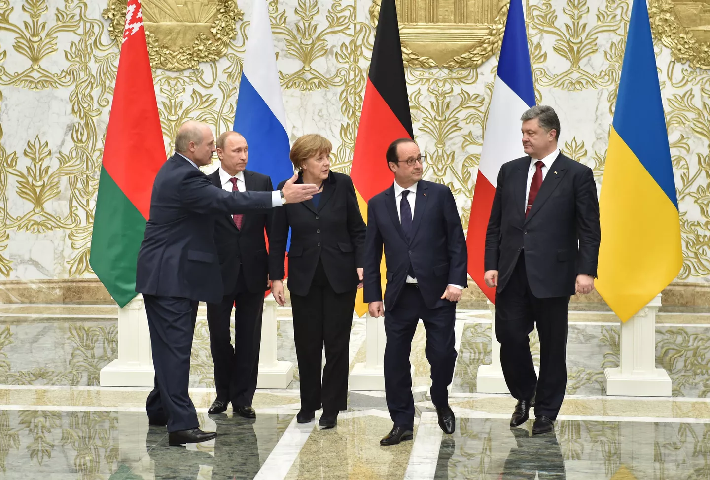 A picture taken and released by Ukrainian Presidential Press service shows from left to right : President Alexander Lukashenko, Russian President Vladimir Putin, German Chancellor Angela Merkel, France's President Francois Hollande and Ukrainian President Petro Poroshenko posing for a family photo at the presidential residence in Minsk, on February 11, 2015, during a meeting aimed at ending 10 months of fighting in Ukraine. - Sputnik 日本