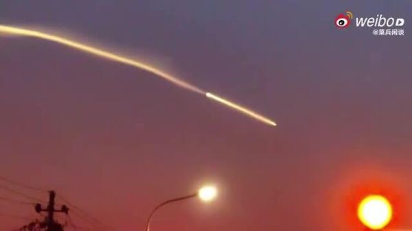 【中国上空で異様な軌跡が目撃される】 - Sputnik 日本