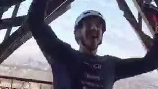 【仏選手、自転車でエッフェル塔を登る速度で世界記録を樹立】 - Sputnik 日本