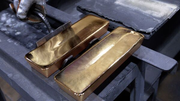 Свежевыплавленные золотые слитки высшей пробы на Красноярском заводе цветных металлов - Sputnik 日本