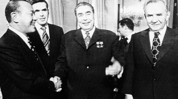 【モスクワ川の流れのように】(2/5) - Sputnik 日本