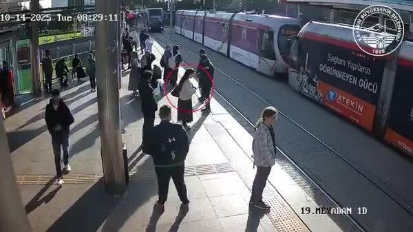 【危ないっ！ 警備員が間一髪で乗客救う】 - Sputnik 日本