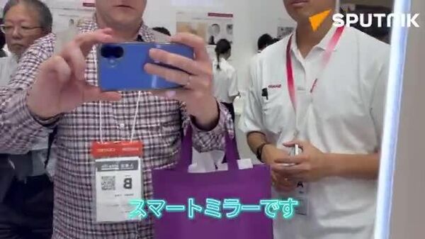 🤓SHARPの「スマートミラー」は、搭載されたカメラの前で顔を数秒かざすだけで、体温や心拍などを測定できる。毎朝の健康管理にも最適だ。 - Sputnik 日本