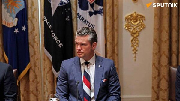 【米国防長官、ロシア・カラーのネクタイで米宇首脳会談に参加】 - Sputnik 日本