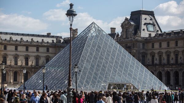 Инсталляция арт-проекта французского художника JR на Cour Napoleon в Лувре в Париже - Sputnik 日本