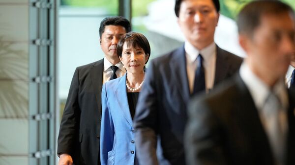 Новоизбранный премьер-министр Японии Санаэ Такаити прибывает в офис премьер-министра в Токио, Япония - Sputnik 日本