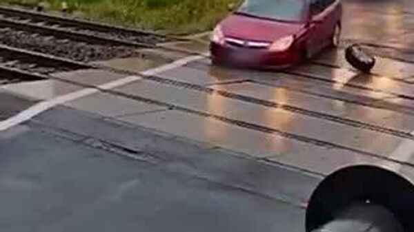 【踏切で脱輪！ 警察官の迅速対応が大惨事防ぐ】 - Sputnik 日本