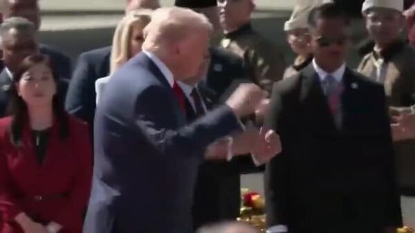 【米大統領がクアラルンプールに到着、マレーシア版の「トランプ・ダンス」を披露】 - Sputnik 日本