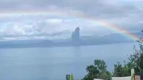 【フィリピン 虹をバックに噴火開始】 - Sputnik 日本