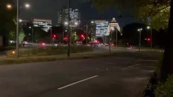 👇 国会前を通過するトランプ大統領の車列。動画の投稿者は、車列が桜田門から皇居に入ったとしている。 - Sputnik 日本