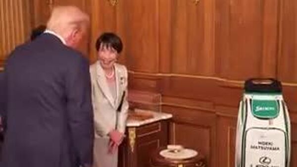 【亡き友・安倍元首相のゴルフパターを贈呈】 - Sputnik 日本