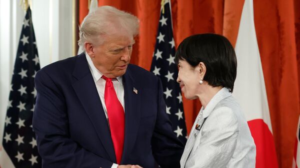 Президент США Дональд Трамп и премьер-министр Японии Санаэ Такаити во время встречи в Токио  - Sputnik 日本