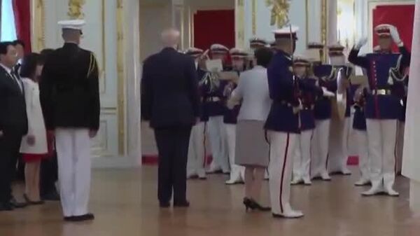 🧐 儀仗隊の栄誉礼で、トランプ大統領をエスコートする高市首相 - Sputnik 日本