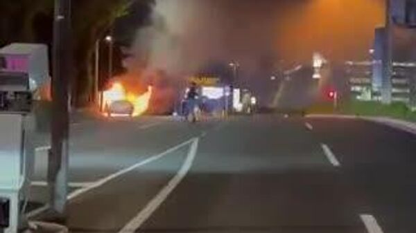 【霞が関 財務省付近で車が炎上】 - Sputnik 日本