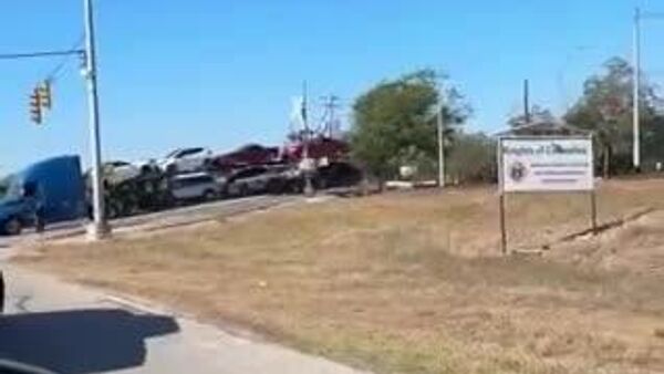 【キャリアカーが踏切で立ち往生、大破】 - Sputnik 日本