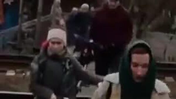 【少女が間一髪で老女を救う】 - Sputnik 日本