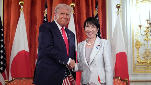 Президент Дональд Трамп и премьер-министр Японии Санаэ Такаити во дворце Акасака в Токио - Sputnik 日本