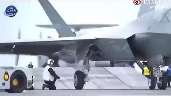【中国人民解放軍、新型空母で航空機の離着陸を訓練】 - Sputnik 日本
