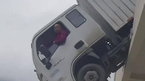 【なんでこうなった？ 中国でトラックが2階の窓から宙づり】 - Sputnik 日本