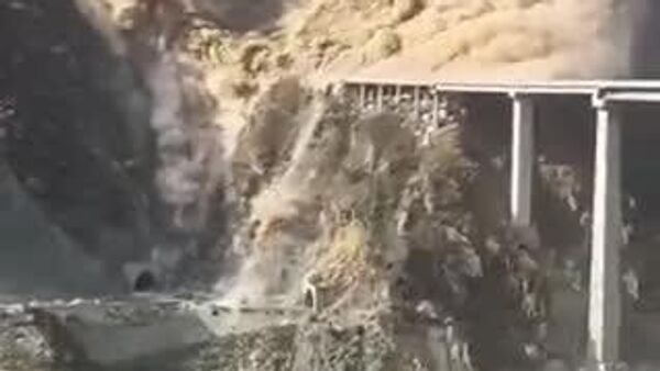 【中国南西部で地滑り、完成して間もない道路橋が崩落】 - Sputnik 日本