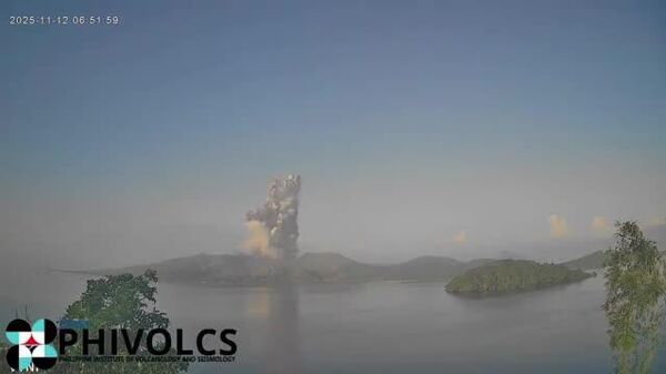 🌋 12日、フィリピン・ルソン島のタール火山が噴火した。標高は300メートルちょっとの小さな山だが、勢いよく上がった噴煙は上空2800メートルにも達した。 - Sputnik 日本