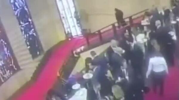 【ローマ 市議が歴史的ステンドグラスに頭から突っ込み破損】 - Sputnik 日本