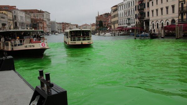 【国連のCOP30にあわせて環境保護団体が抗議活動、川を緑色に染める】 - Sputnik 日本