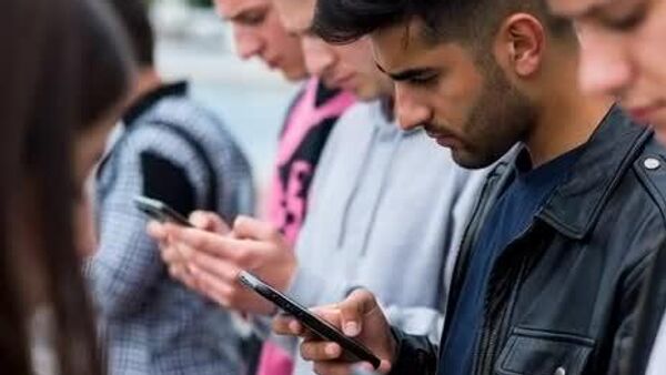 【まるでタバコ会社？メタ、10代の若者へのリスク隠蔽で訴えられる＝報道】 - Sputnik 日本