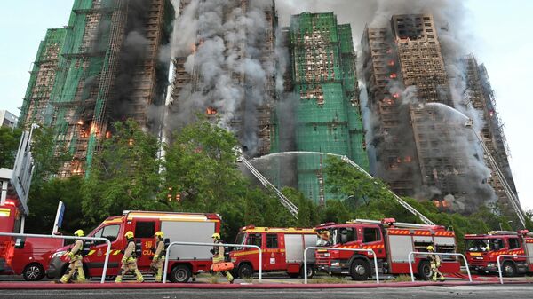 Пожар, охвативший жилые многоквартирные дома в жилом комплексе Ван Фук, район Тай По в Гонконге - Sputnik 日本