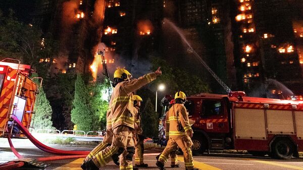 Пожарные тушат пожар, вспыхнувший в жилом комплексе Ван Фук Корт в Гонконге - Sputnik 日本