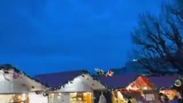 【「空飛ぶサンタクロース」、今年もレマン湖の上に現れる】 - Sputnik 日本