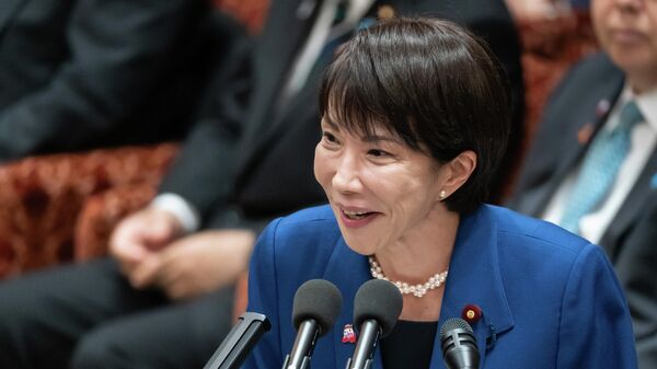 Премьер-министр Японии Санаэ Такаити выступает на заседании бюджетного комитета в нижней палате парламента в Токио, Япония - Sputnik 日本