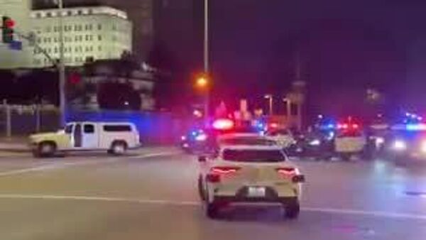 【無人ロボタクシー、警察のオペレーション真っ最中に突入】 - Sputnik 日本