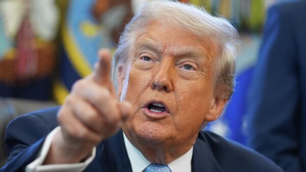 President Donald Trump answers questions from reporters during a meeting with the White House task force on the 2026 FIFA World Cup in the Oval Office of the White House, Monday, Nov. 17, 2025, in Washington - Sputnik 日本