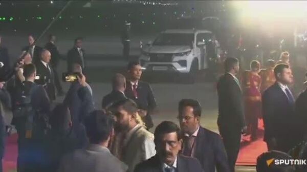 【プーチン大統領の専用機が到着し、モディ首相がタラップまで出迎え】 - Sputnik 日本