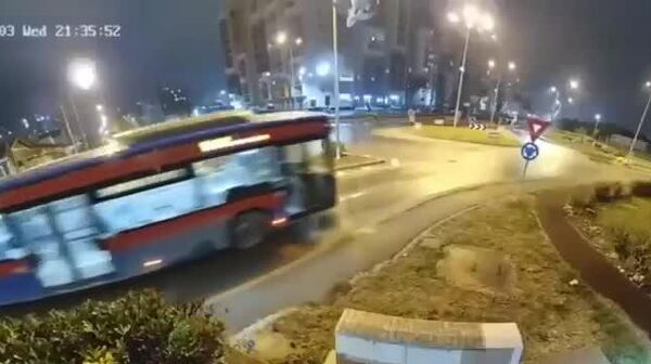 【ルーマニアで車が道路の上を飛び越えた】 - Sputnik 日本