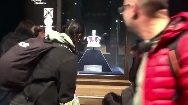 【ロンドン塔で抗議活動 王室宝飾にカスタードクリーム投げつけ】 - Sputnik 日本