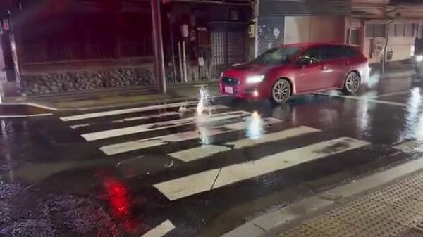 ❗️青森県東方沖を震源とした地震で、市街地での被害がSNSにアップされている。その中には、割れたガラスが降ってくる、との注意を呼びかける投稿もある。 - Sputnik 日本