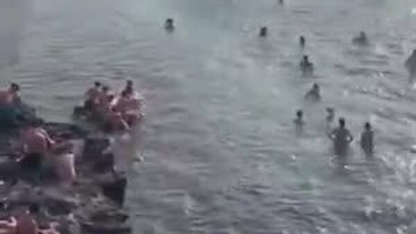 【スペイン 高波が警報無視の人を飲み込む 死者も】 - Sputnik 日本