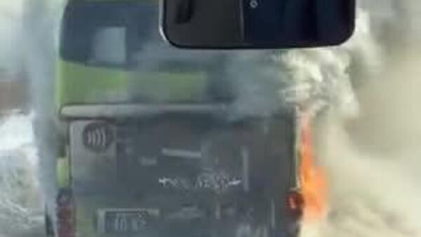 【空港バスが煙につつまれる】 - Sputnik 日本