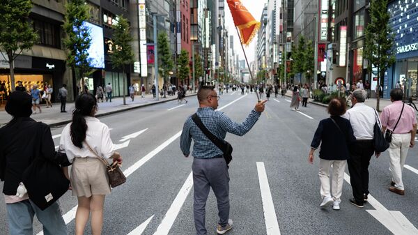 Группа китайских туристов в районе Гиндза во время празднования Национального дня Китая 1 октября 2023 года в Токио, Япония - Sputnik 日本